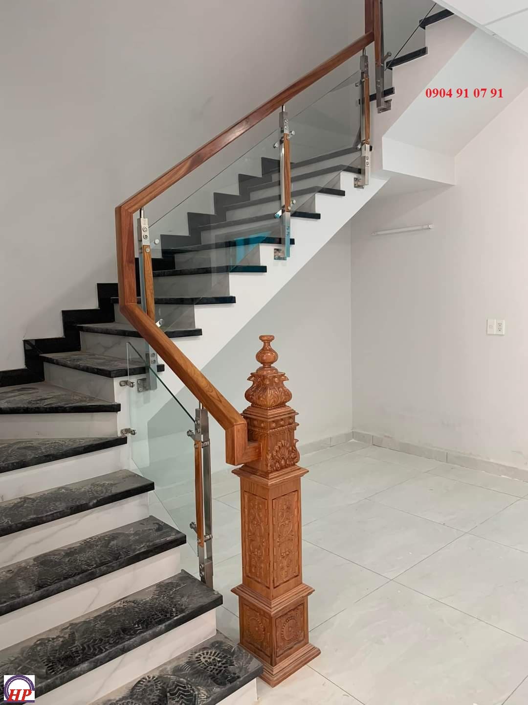 Cầu thang kính trụ dài tay vịn gỗ vuông