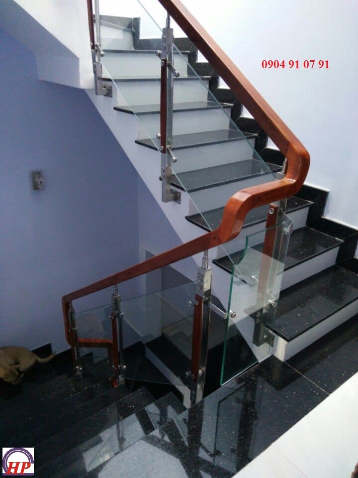 Cầu thang kính tay vịn gỗ vuông