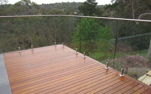 Lan can kính sử dụng trụ xẻ rãnh