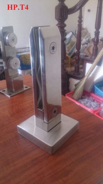 Trụ cầu thang kính