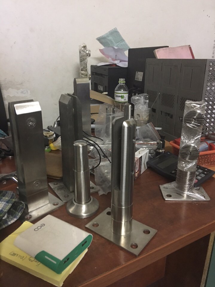 Trụ cầu thang kính