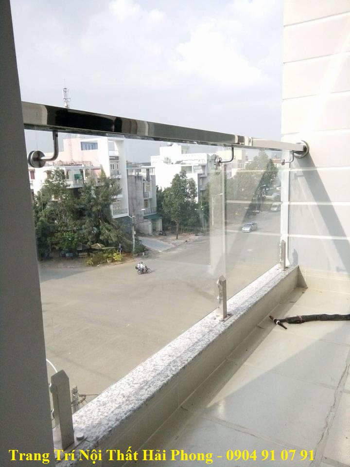 Lan can kính sử dụng trụ hộp 20x40, sus304