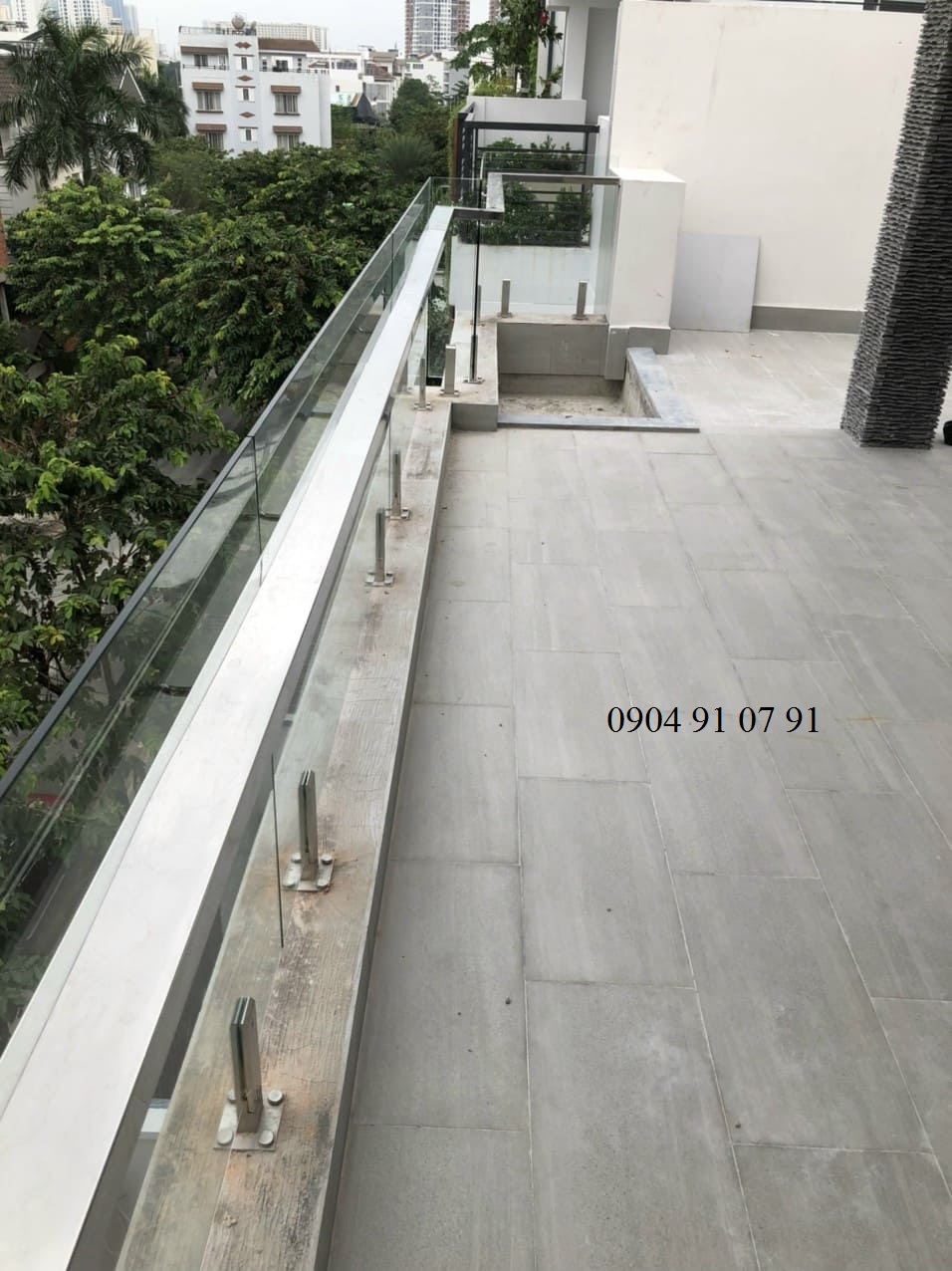 Lan can kính sử dụng trụ ngàm