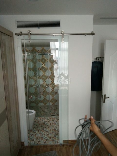 phòng tắm kinh cửa lùa