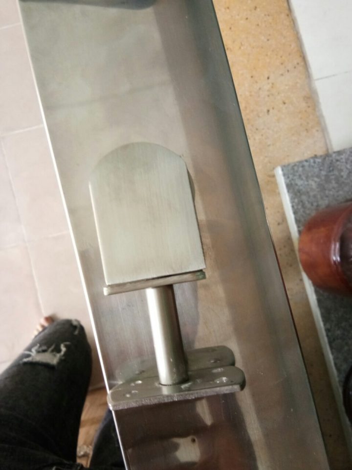 tay do lan can kinh (4) Tay đỡ đuôi cá