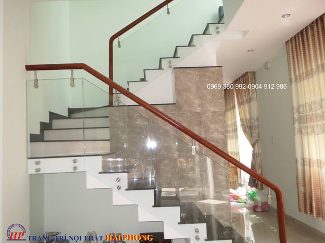 Cầu thang kính cường lực không trụ.