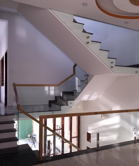 Cầu thang không trụ tay vịn gỗ căm xe