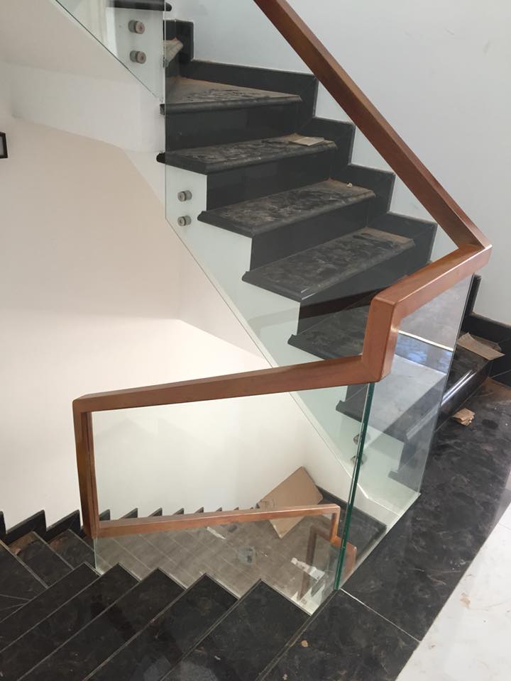 Cầu thang kính không trụ đẹp.