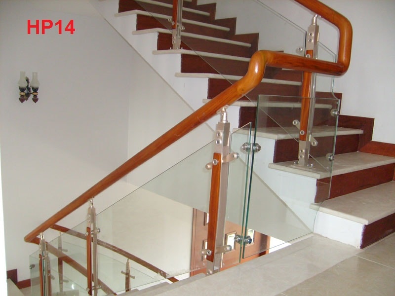 cầu thang kính tay vịn gỗ căm xe