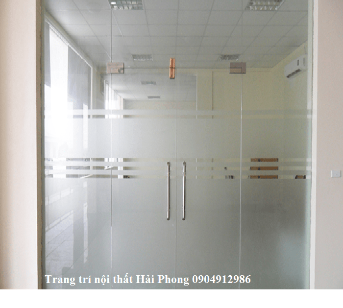 Cửa kính cường lực hệ cửa mở.