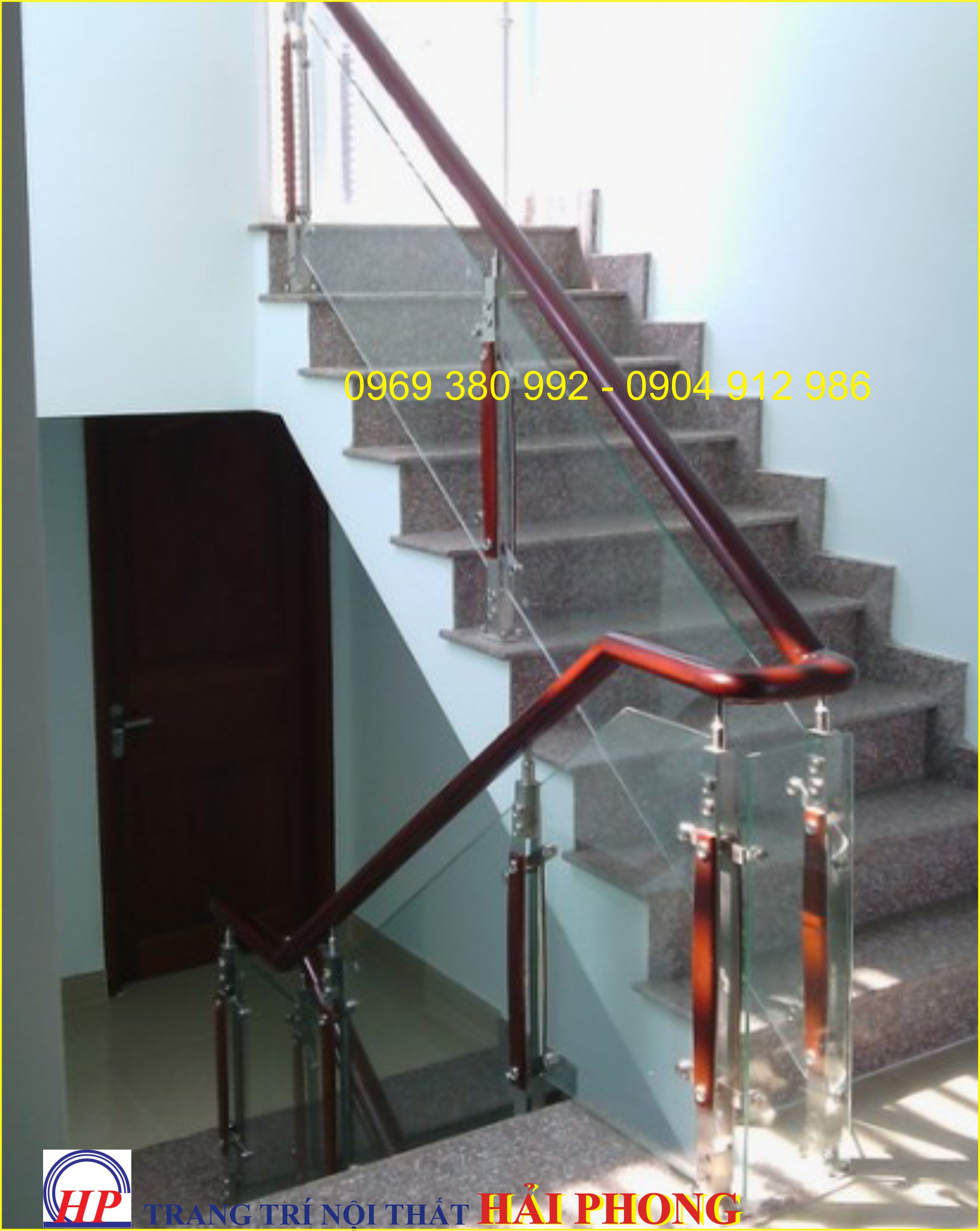 Cầu thang kính cường lực có trụ tay vịn gỗ căm xe