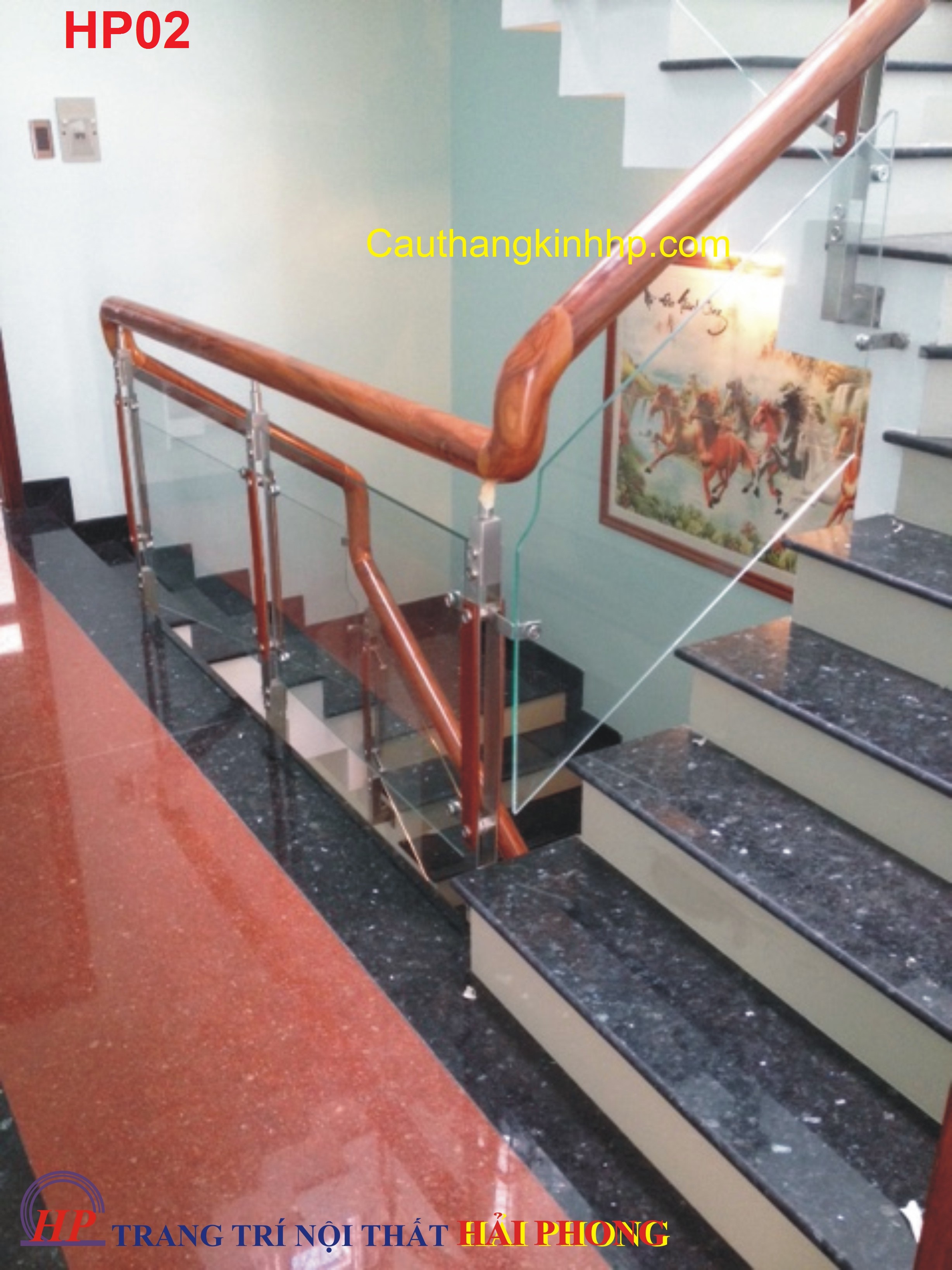 Cầu thang kính cường lực tay vịn gỗ căm xe