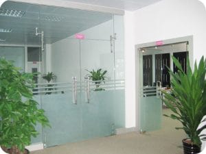 Cửa kính cường lực hệ cửa mở đẹp.