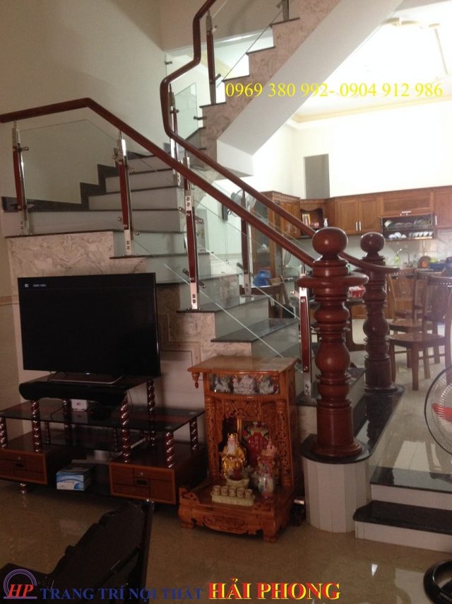 Cầu thang kính sử dụng trụ cái tròn trơn