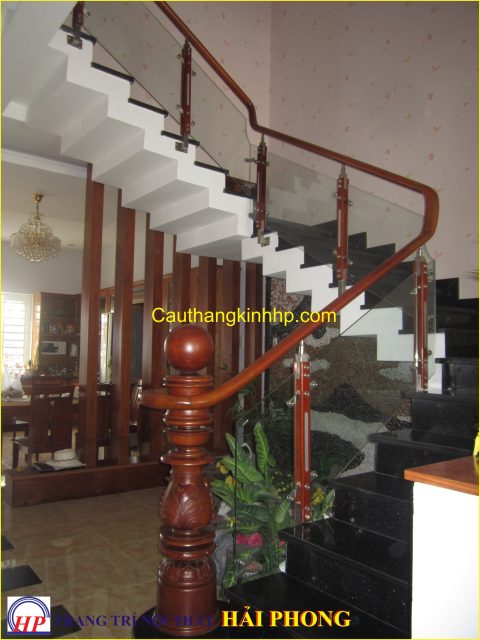 cầu thang kính trụ cái trạm lá