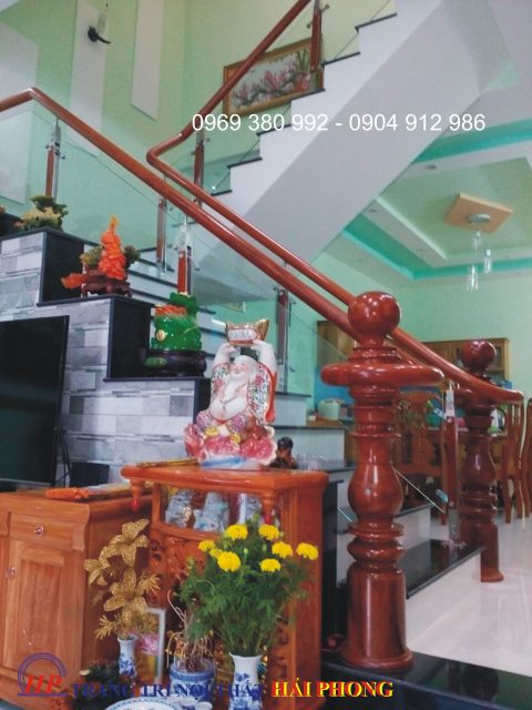 Cầu thang kính sử dụng trụ cái tròn trơn