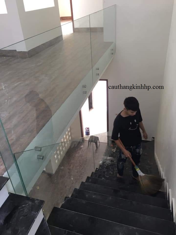 Cầu thang kính không trụ 05