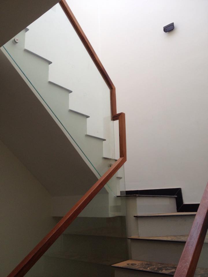 Cầu thang kính không trụ 01