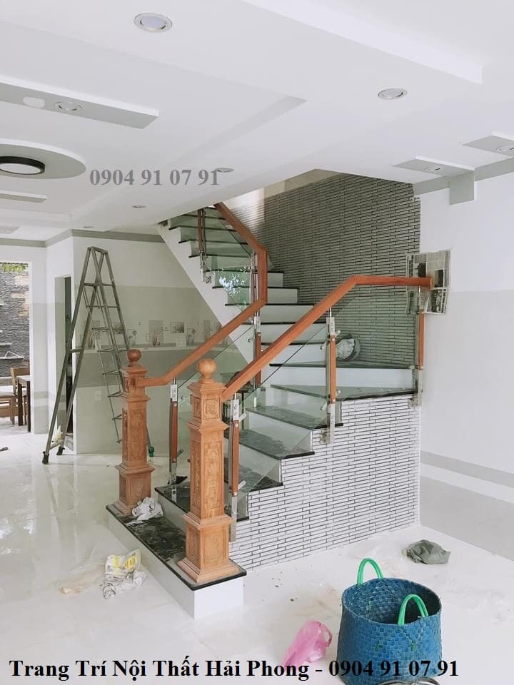 Cầu thang kính trụ dài vuông 60