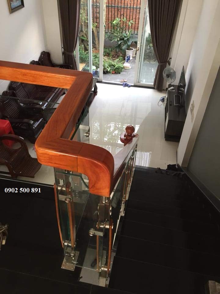 Cầu thang kính trụ dài tay gỗ gõ