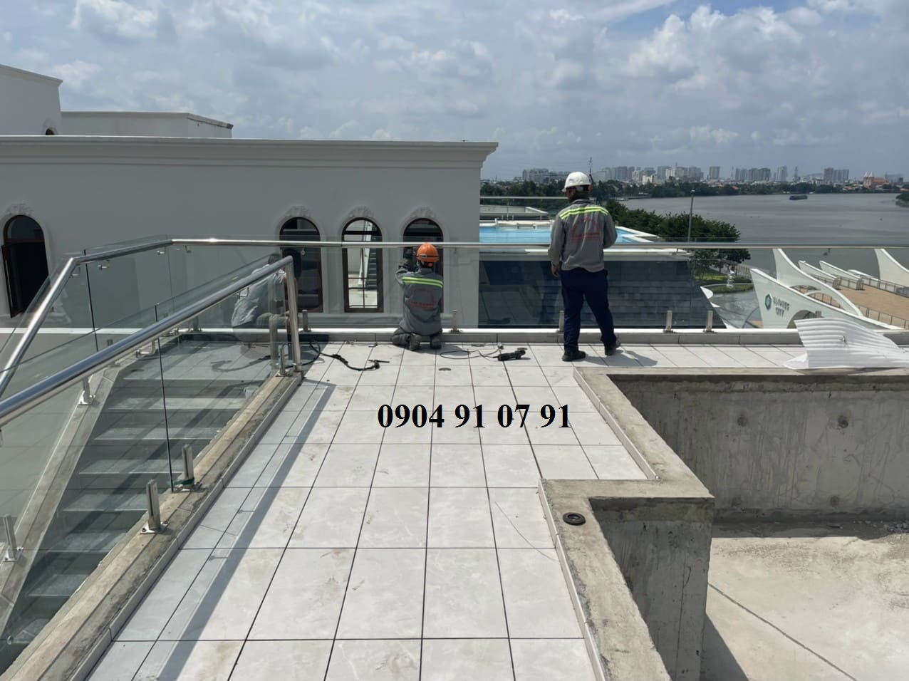 Lan can kính sử dụng trụ ngàm 