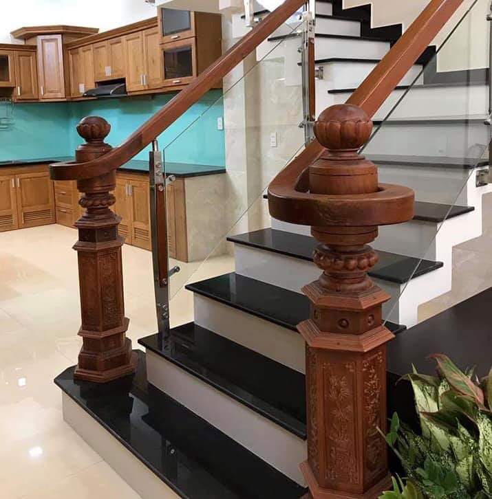 cầu thang kính trụ dài