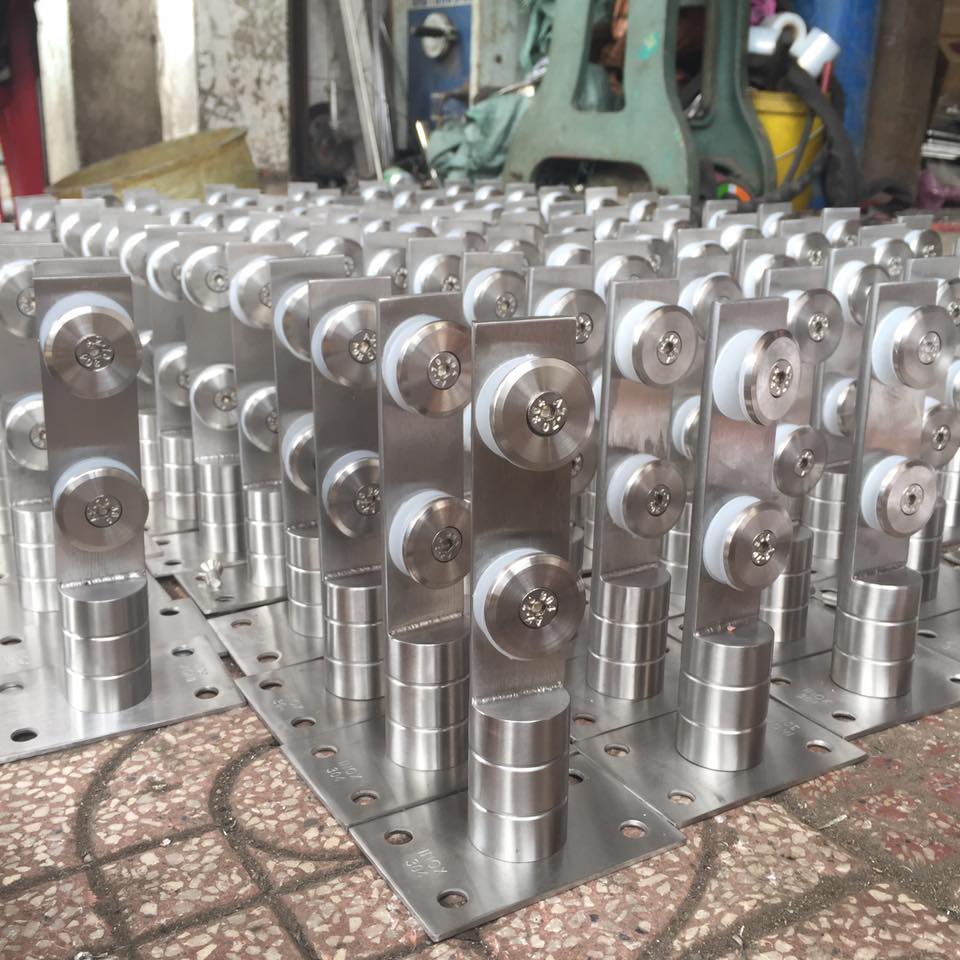 Trụ cầu thang kính cường lực 