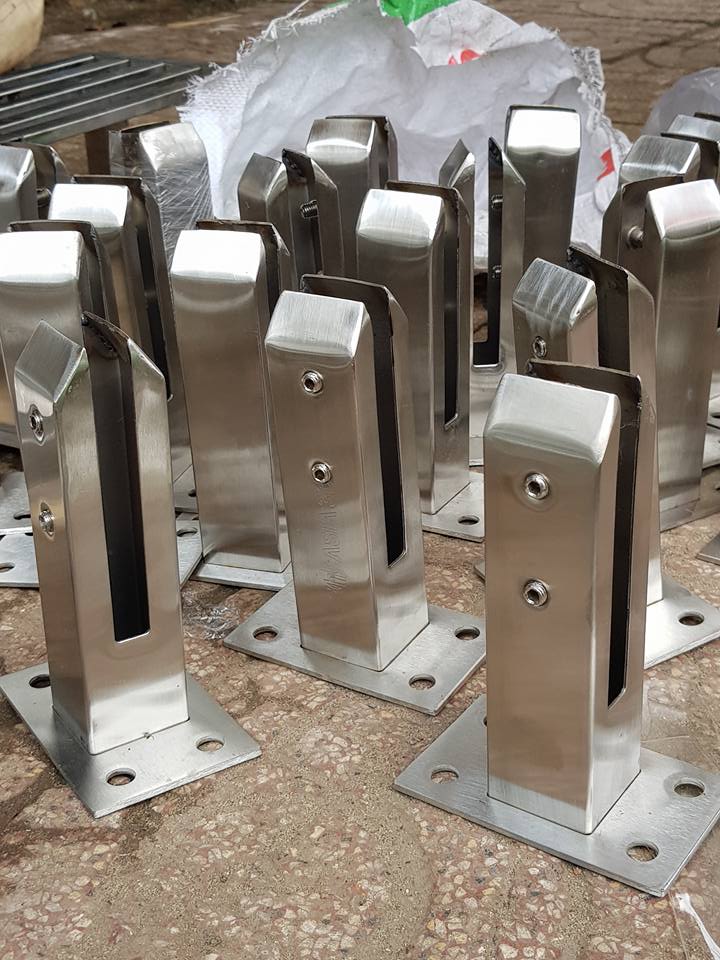 Trụ cầu thang kính cường lực 