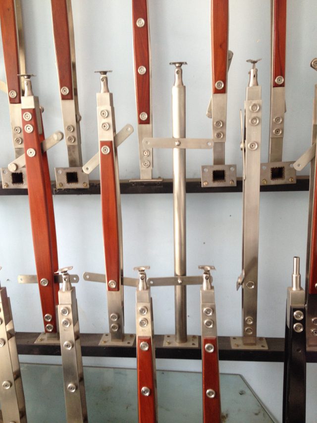 Trụ cầu thang kính cường lực 