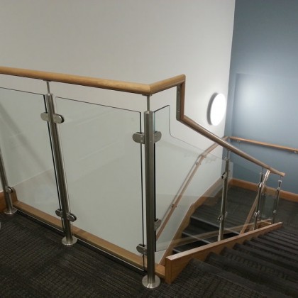 trụ cầu thang kính cường lực