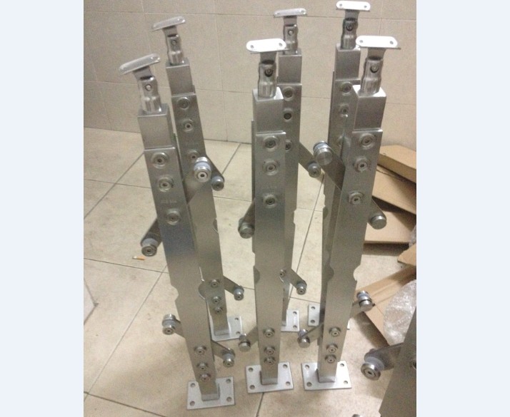 Trụ lan can cầu thang kính tại long an