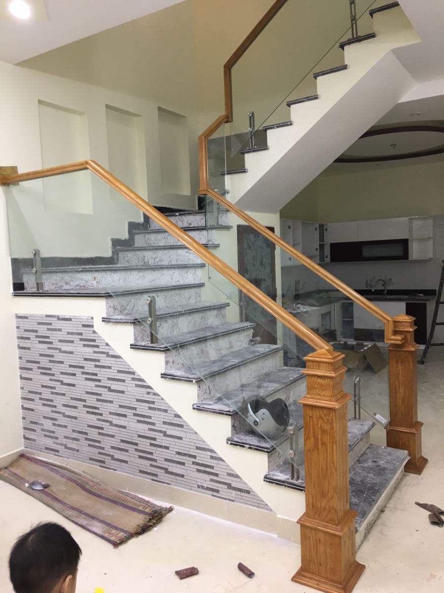 Cầu thang kính trụ lửng tphcm