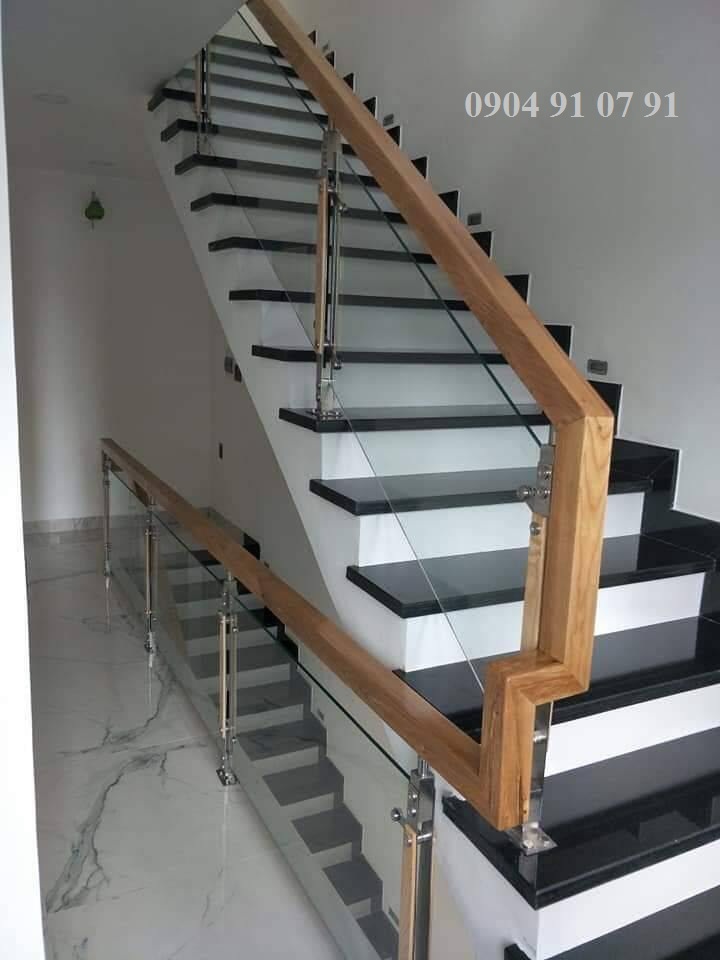 Cầu thang kính cường lực