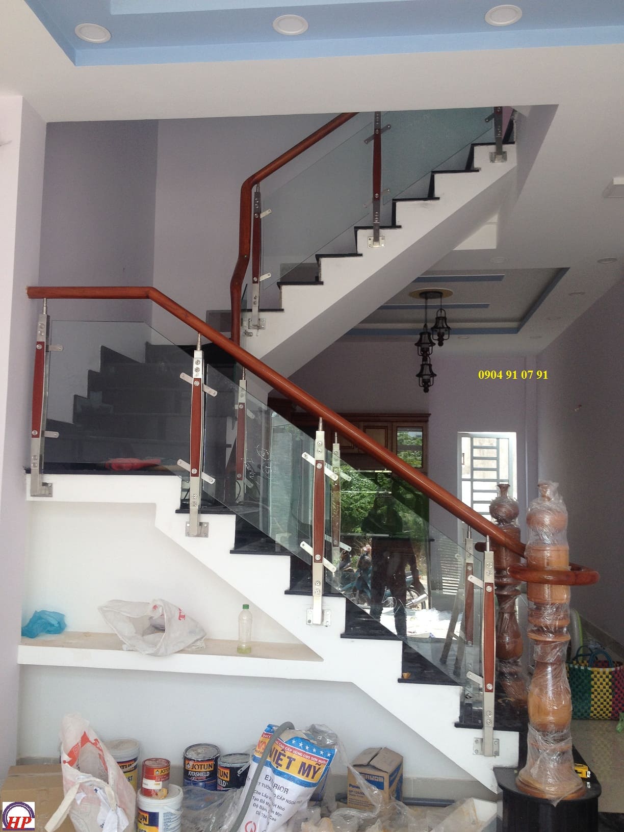 Cầu thang kính sử dụng trụ inox kẹp gỗ