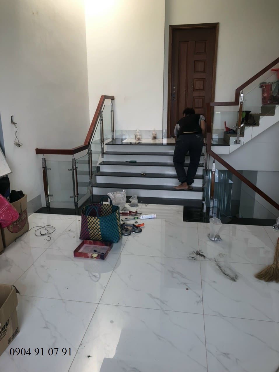 Ảnh thực tế thi công trụ cầu thang kính