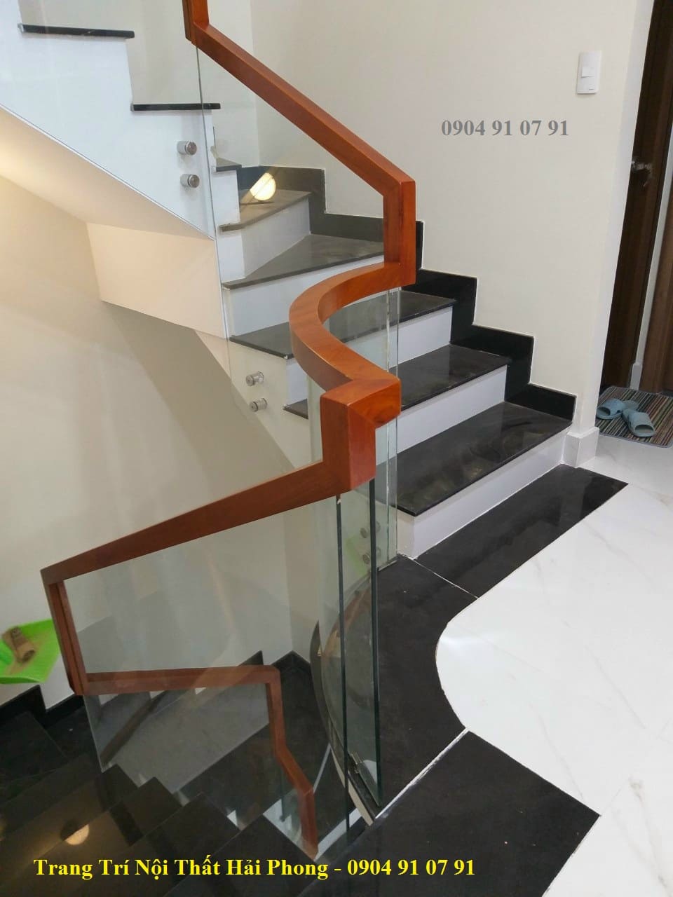 Ảnh thực tế thi công trụ cầu thang kính