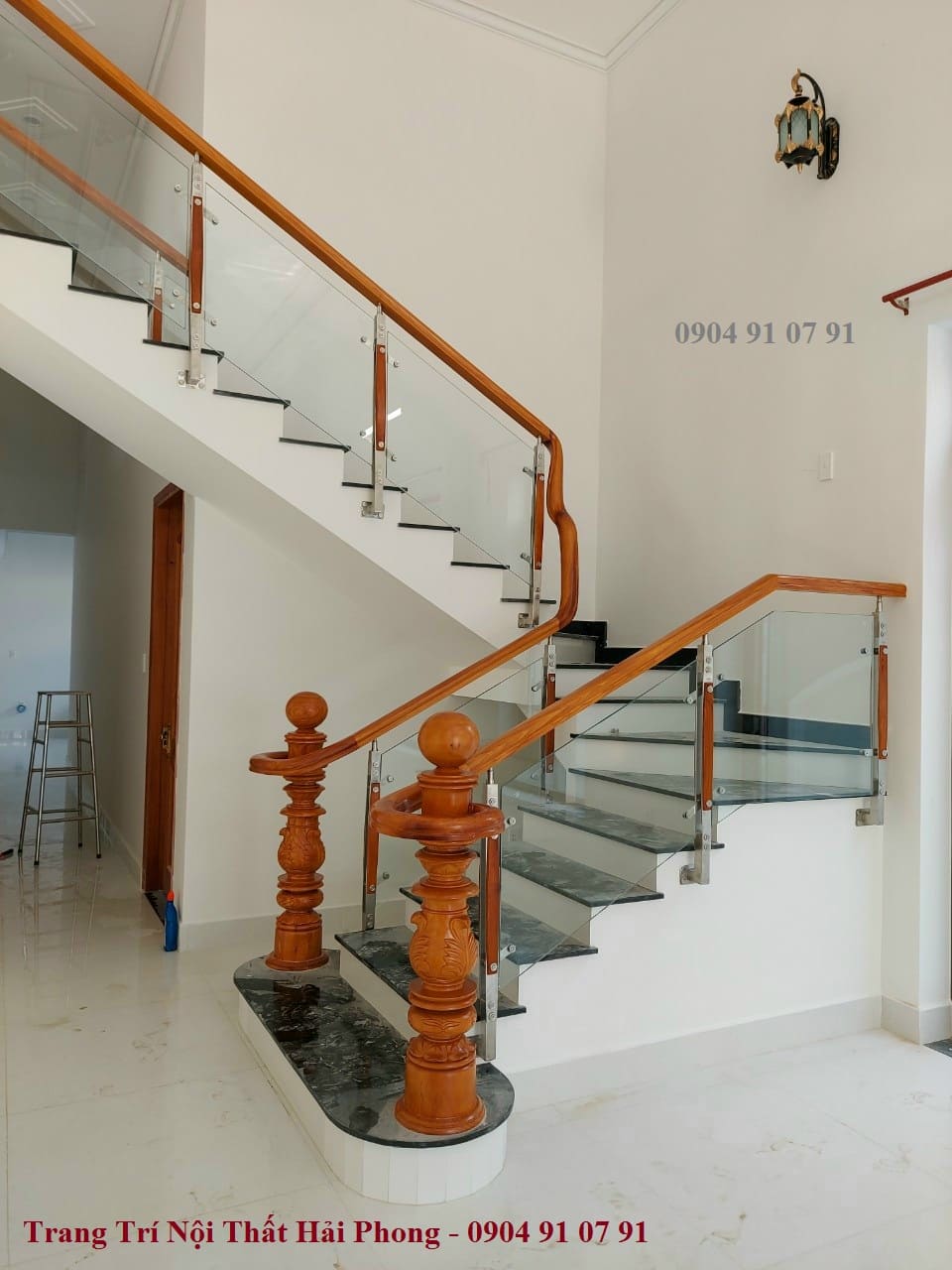 Ảnh thực tế thi công trụ cầu thang kínhẢnh thực tế thi công trụ cầu thang kính