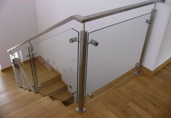 trụ cầu thang kính tại hậu giang