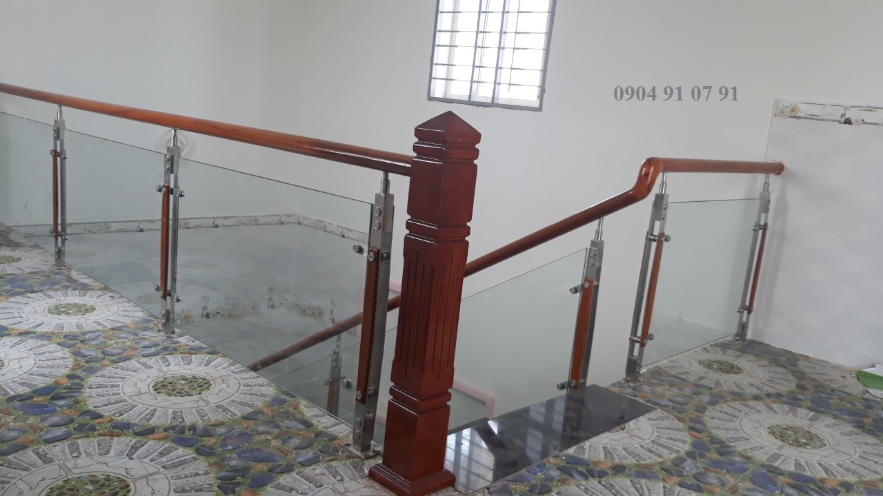 Mẫu trụ cầu thang kính 304