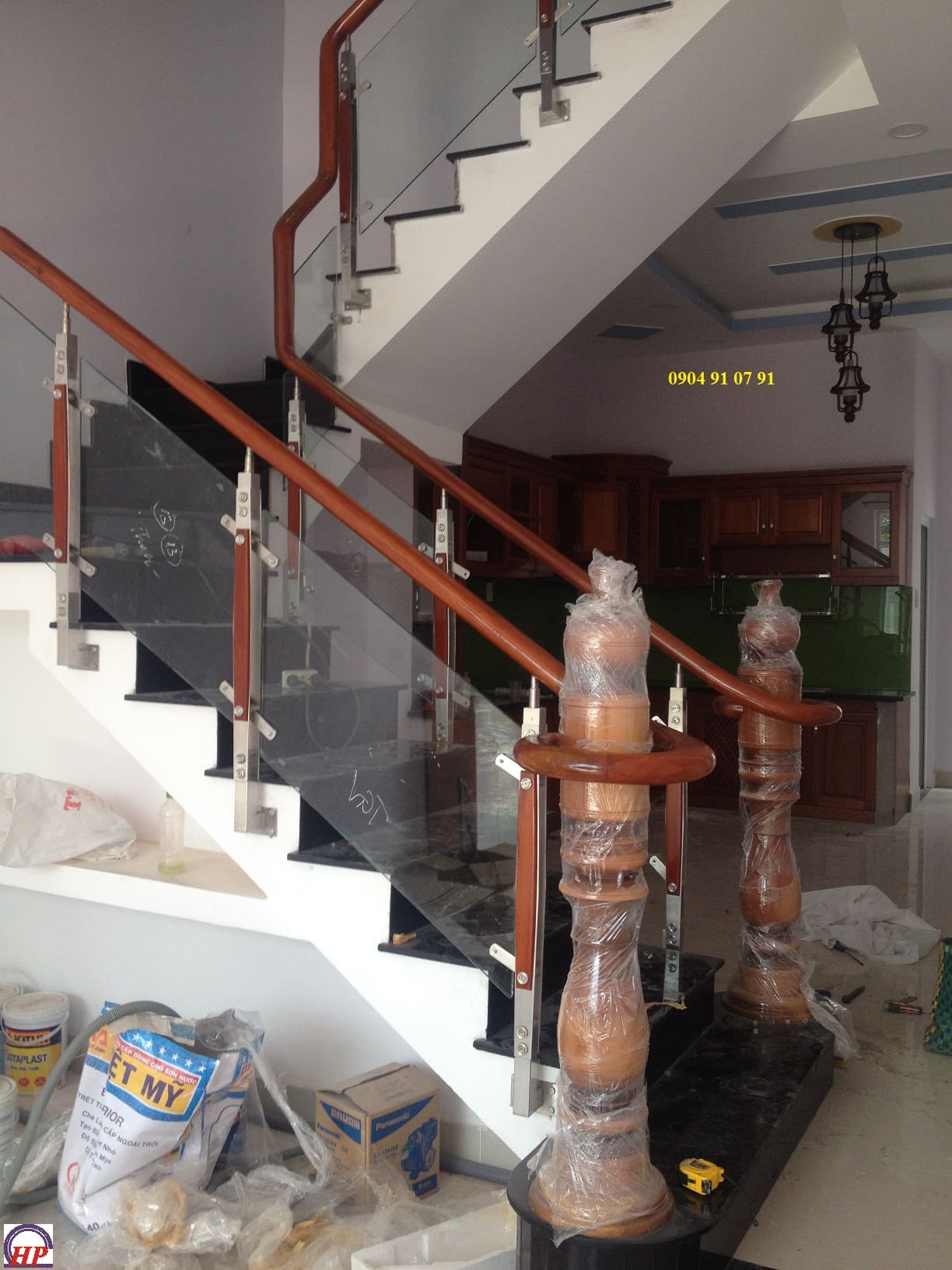 trụ cầu thang kính đẹp