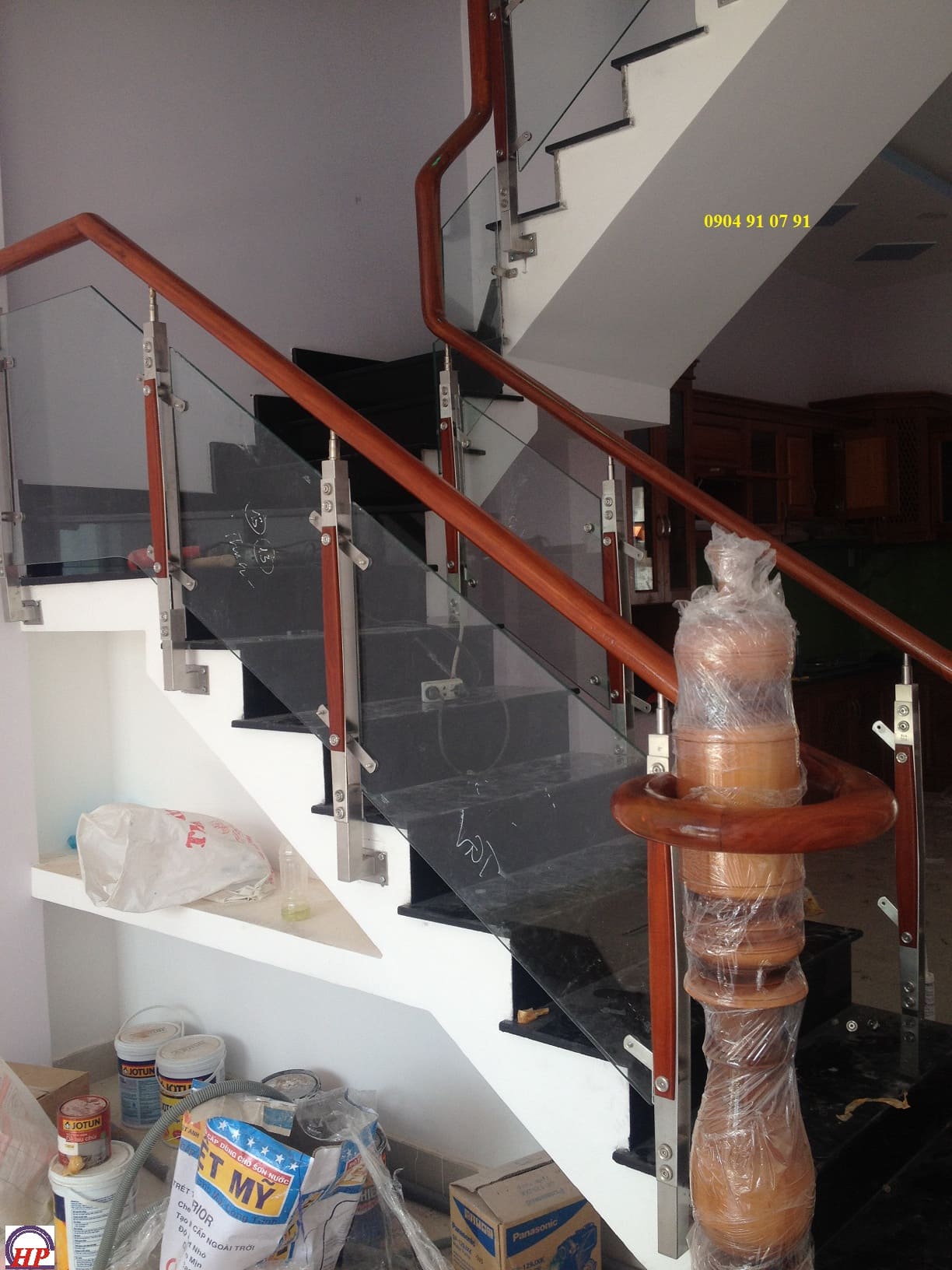 Mẫu trụ cầu thang kính 304