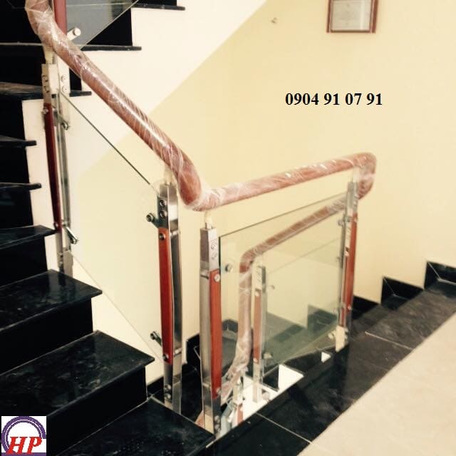 cầu thang kính trụ dài tại tphcm