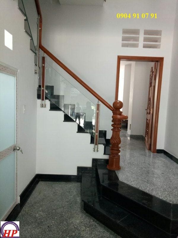 Cầu thang kính trụ dài tại tphcm