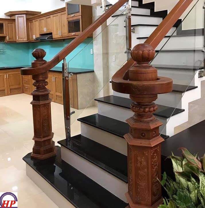 Cầu thang kính trụ dài tại tphcm