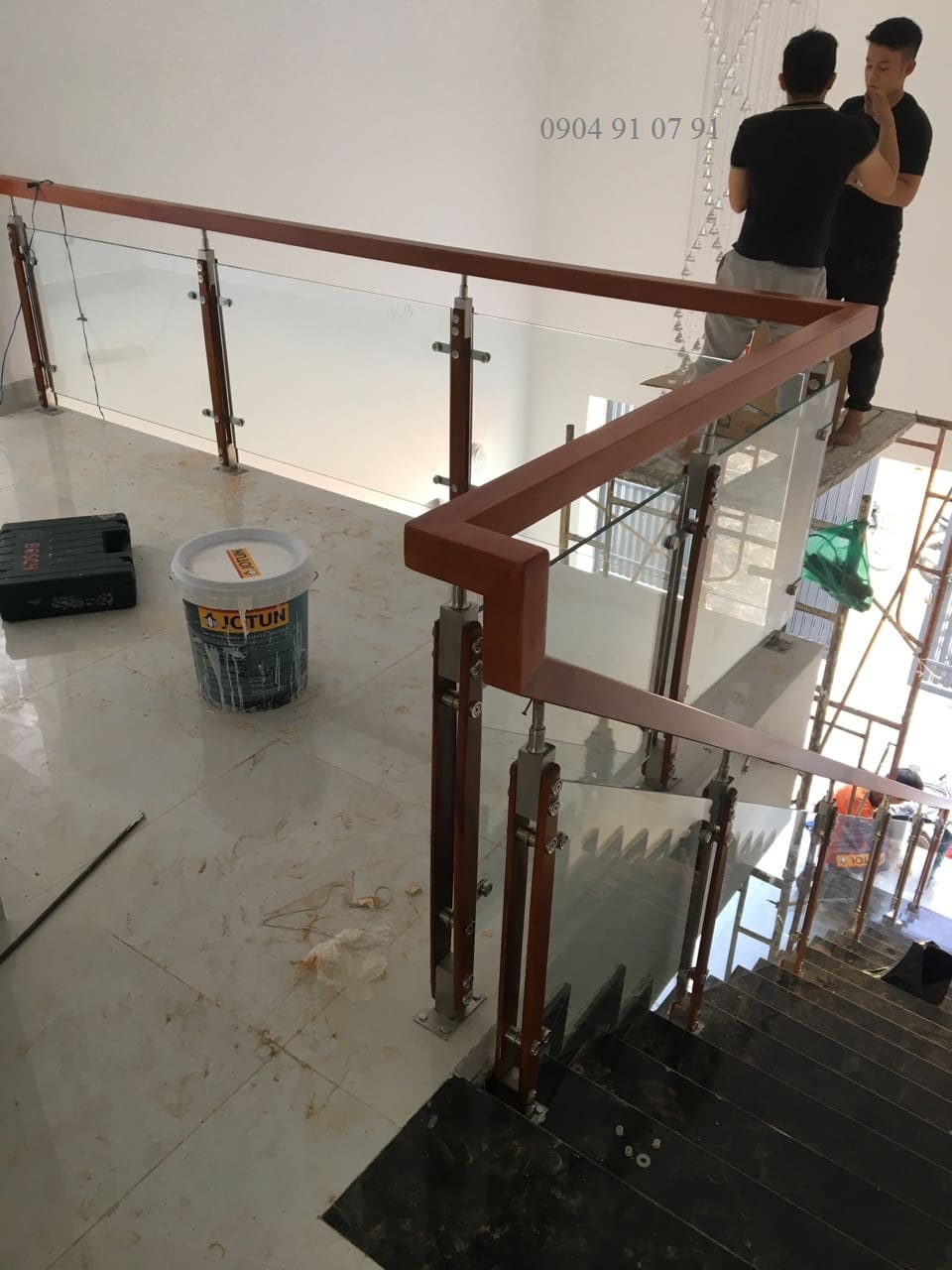 Cầu thang kính trụ dài tại tphcm