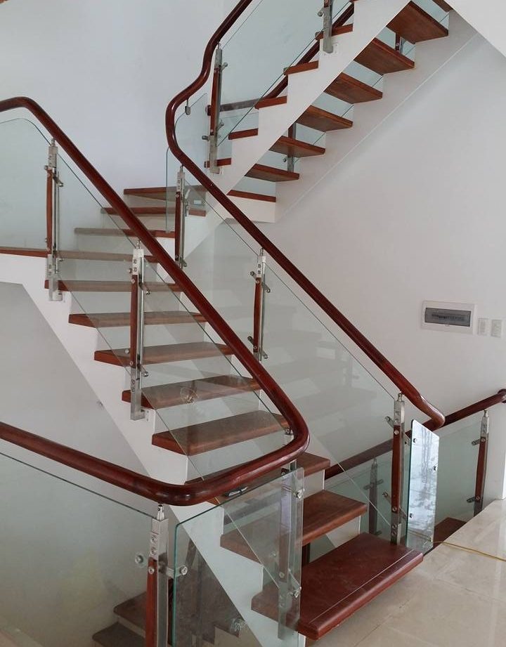 trụ cầu thang kính tại hậu giang