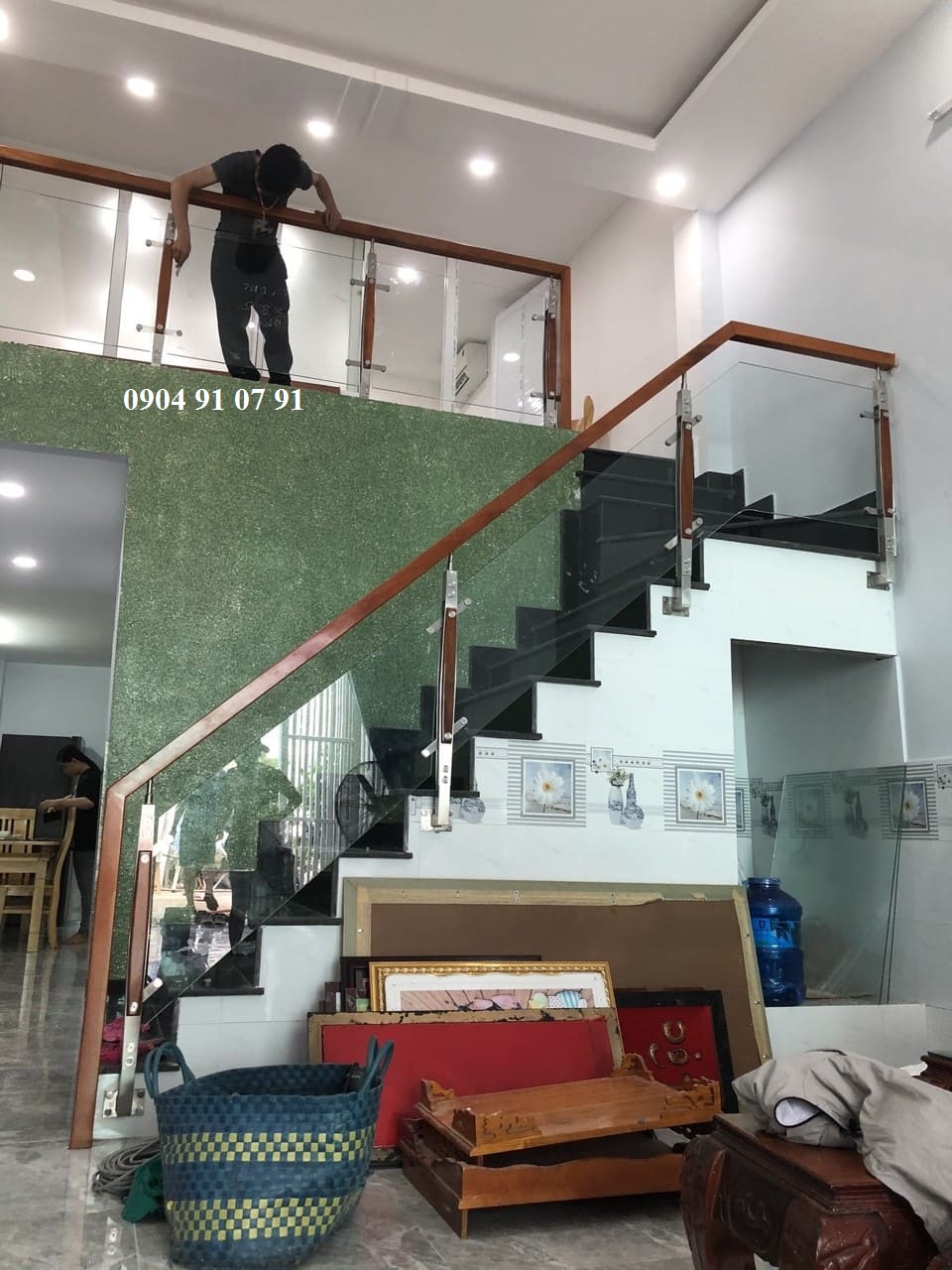 Cầu thang kính trụ dài tại tphcm