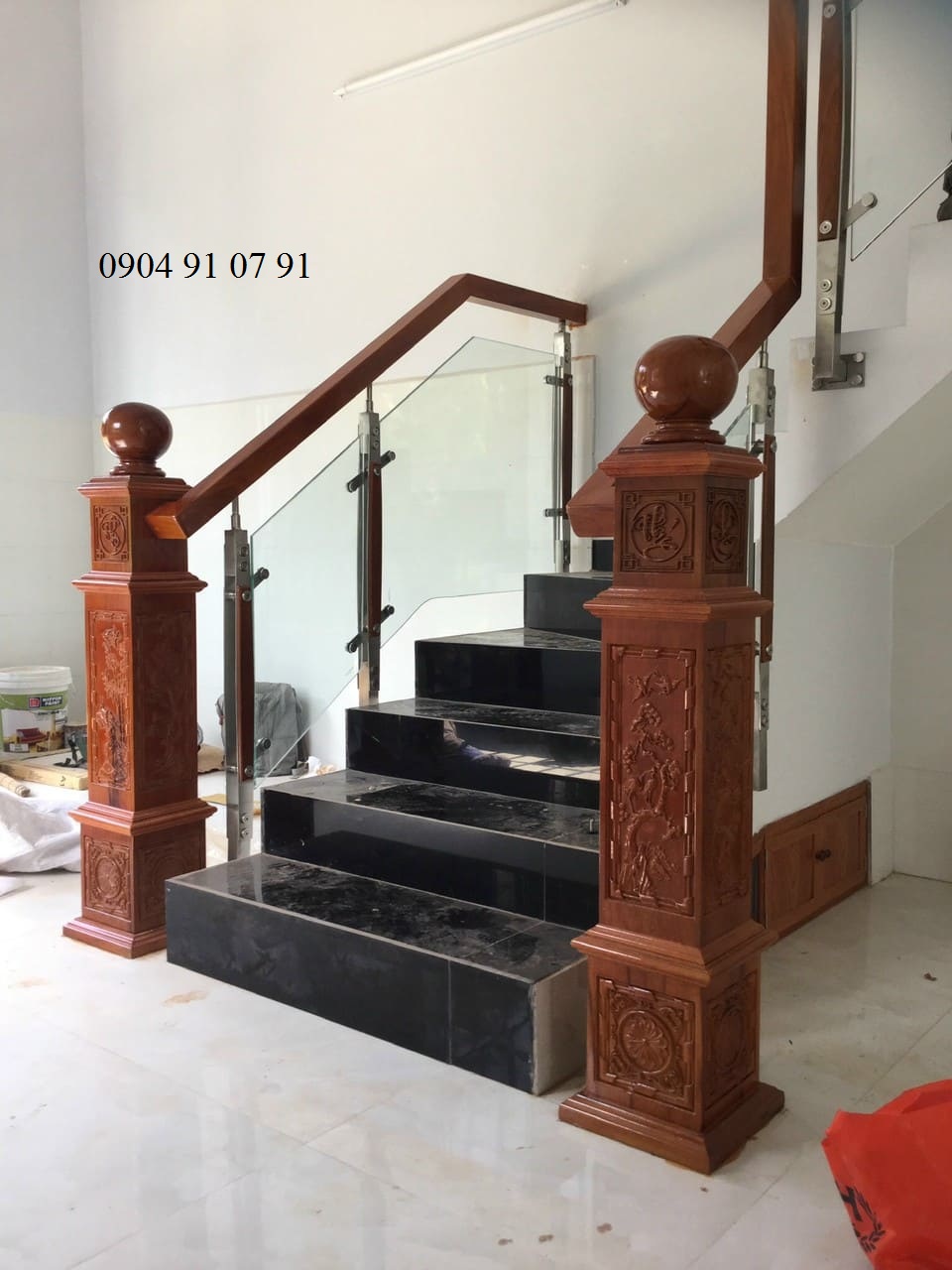 Ảnh thực tế thi công trụ cầu thang kính