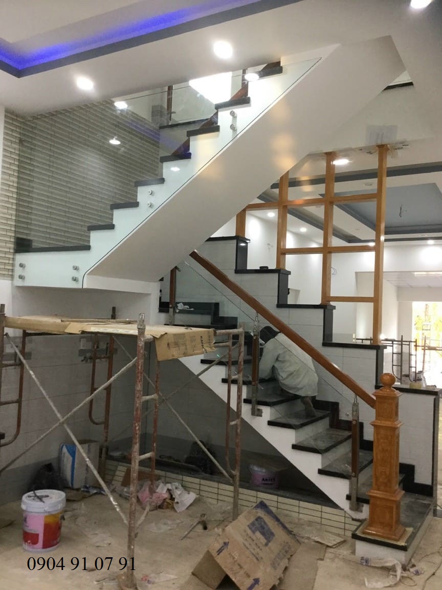 Cầu thang kính trụ dài tại tphcm