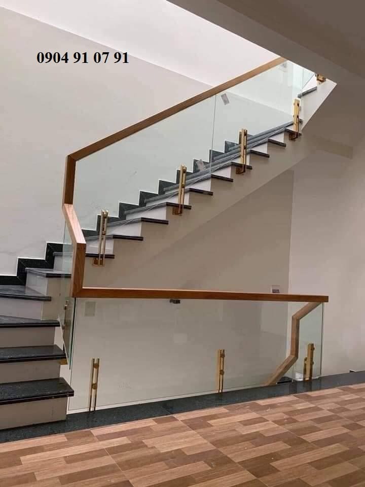 Cầu thang kính trụ lửng tphcm